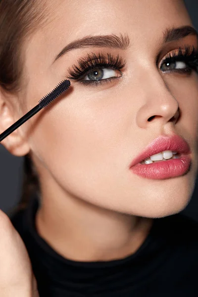 Lange schwarze Wimpern. Frau mit Make-up und Kosmetik — Stockfoto