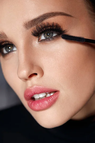 Kosmetik. schöne Frau mit perfektem Make-up Anwendung Mascara — Stockfoto