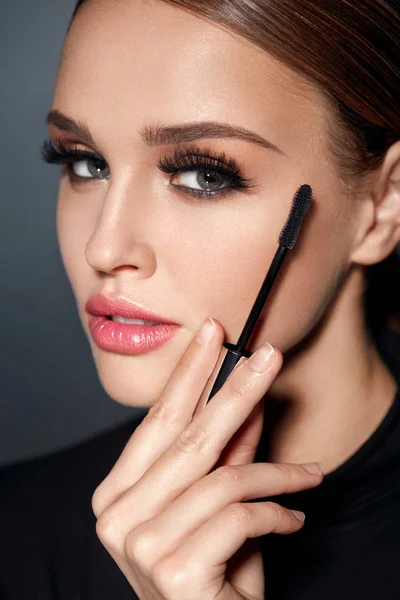 Cosmetica. Meisje met perfecte make-up, lange wimpers en Mascara — Stockfoto