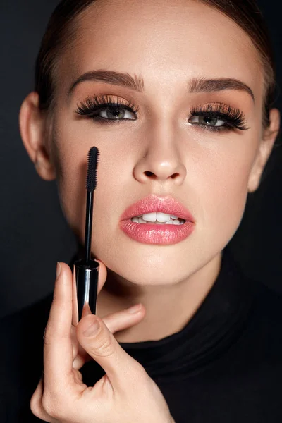 Cosméticos. Chica con maquillaje perfecto, pestañas largas y rímel — Foto de Stock