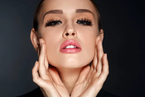 Perfektes Make-up. Frau mit weicher Haut, langen schwarzen Wimpern — Stockfoto
