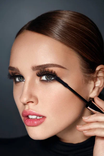 Schönheitskosmetik. Frau setzt schwarze Mascara auf lange Wimpern — Stockfoto