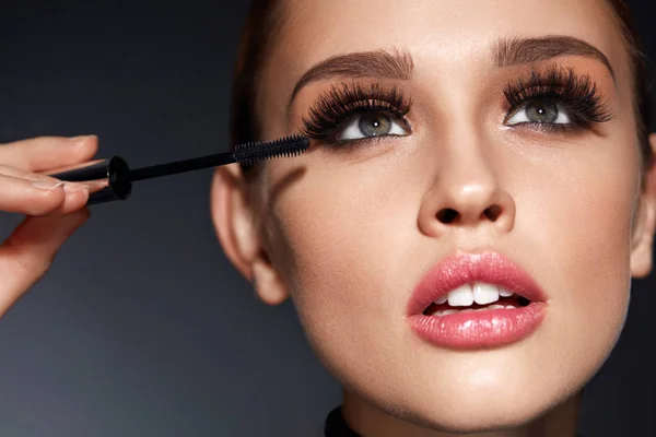 Woman With Beauty Makeup, Long Black Eyelashes Applying Mascara — Stock Photo, Image