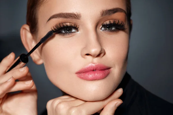 Mujer con maquillaje de belleza, pestañas negras largas aplicando máscara —  Fotos de Stock