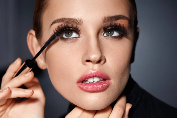 Mulher com maquiagem de beleza, pestanas pretas compridas aplicando rímel — Fotografia de Stock