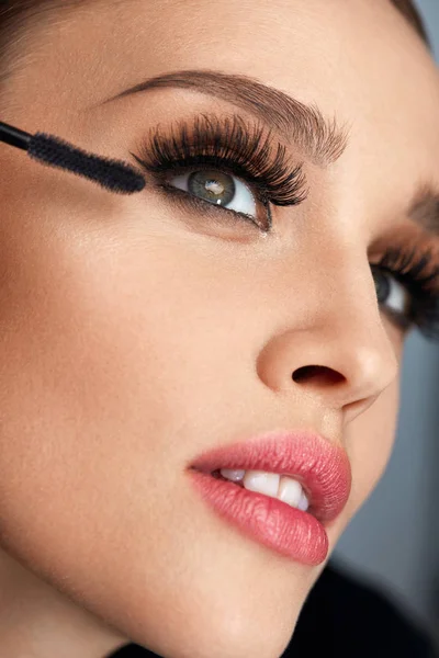 Mujer con maquillaje, pestañas largas aplicando máscara. Haciendo maquillaje — Foto de Stock