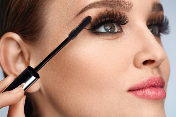 Vrouw met make-up, lange wimpers toepassing van Mascara. Make-up doet — Stockfoto