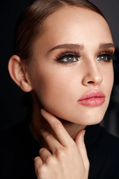 Beautiful Girl With Beauty Face, Makeup And Long Black Eyelashes — Stock Photo, Image