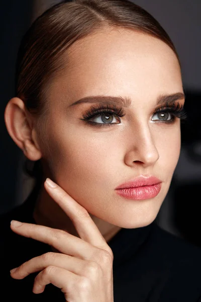 Beautiful Girl With Beauty Face, Makeup And Long Black Eyelashes — Stock Photo, Image