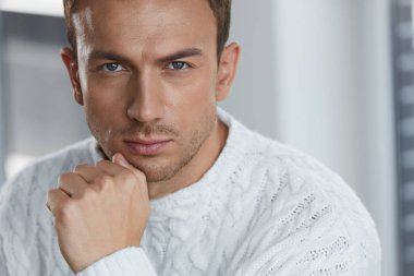 Güzel yüz, yumuşak deri yakışıklı genç adam portresi
