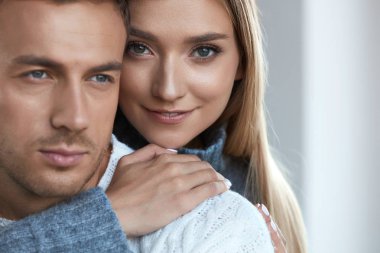 Güzellik. Aşk kucaklayan içinde Closeup güzel genç Çift