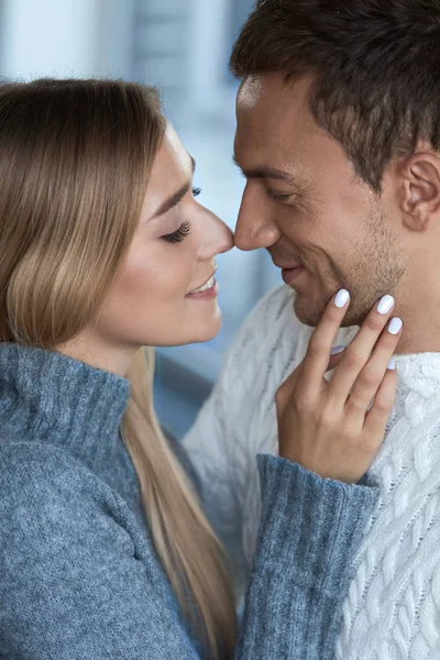 Retrato de casal bonito feliz. Mulher tocando bonito homem — Fotografia de Stock