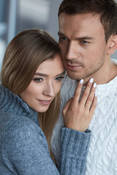 Amor e cuidado. Bonito homem e bela mulher close-up retrato — Fotografia de Stock