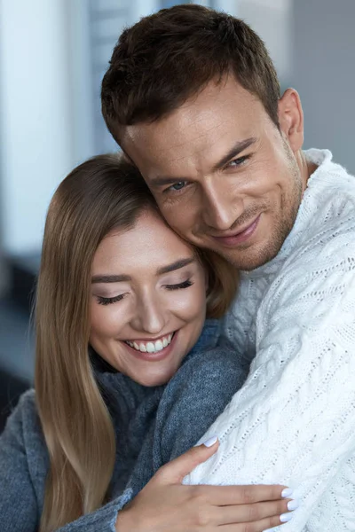 Amor e cuidado. Feliz lindo casal amoroso abraçando retrato — Fotografia de Stock