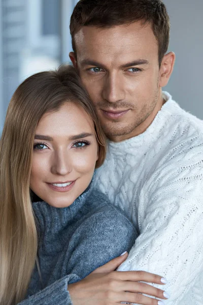 Amor e cuidado. Feliz lindo casal amoroso abraçando retrato — Fotografia de Stock