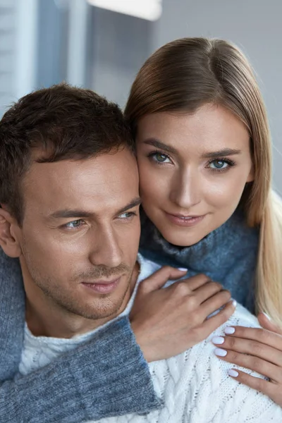 Romantický pár. Krásná žena a pohledný muž ve svetru — Stock fotografie