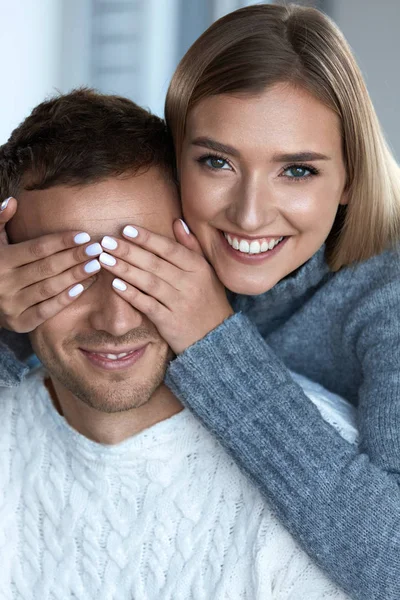 Amor de casal. bela feliz mulher fechar homem olhos com as mãos — Fotografia de Stock