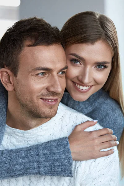 ロマンチックなカップル。美しい女性とハンサムな男のセーター — ストック写真