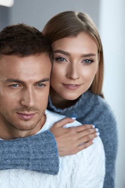 Casal romântico. Mulher bonita e homem bonito em camisola — Fotografia de Stock