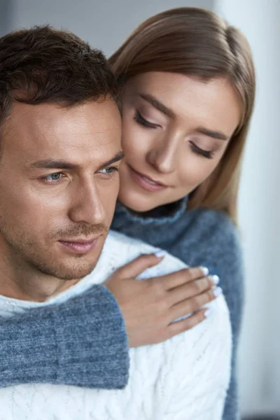 Casal romântico. Mulher bonita e homem bonito em camisola — Fotografia de Stock