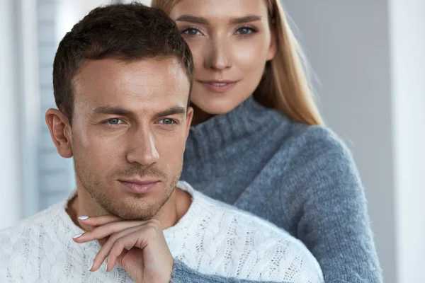 Paar. Close-up van de mooie vrouw en knappe Man binnenshuis — Stockfoto