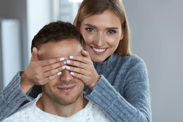 Par kärlek. Vackra lycklig Kvinna Man blundar med händer — Stockfoto