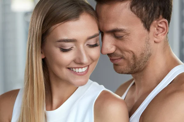Kärlek och omsorg. Lyckliga vackra härliga paret med mjuka ansiktet huden — Stockfoto