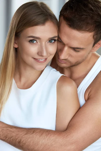 Amor e cuidado. Retrato de feliz lindo casal abraçando — Fotografia de Stock