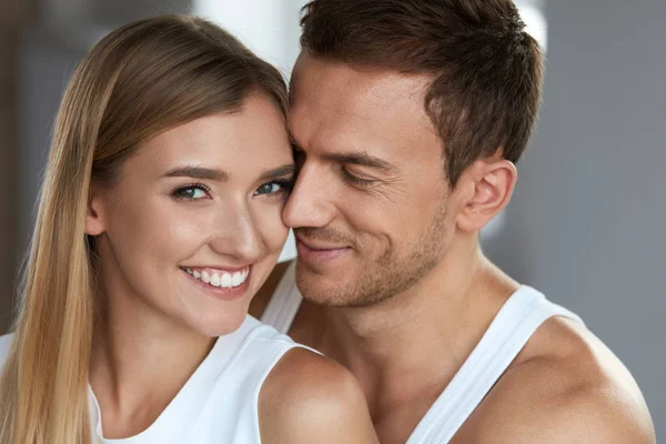 Amor e cuidado. Casal bonito bonito feliz com pele macia da cara — Fotografia de Stock