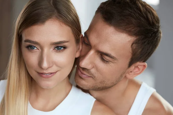 Amor e cuidado. Casal bonito bonito feliz com pele macia da cara — Fotografia de Stock