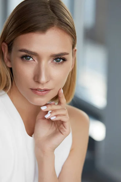 Beleza. Mulher bonita com boa maquiagem, pele macia suave da cara — Fotografia de Stock