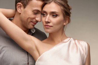 Adam seksi kadın yakın. Koltuk altı, pürüzsüz cilt gösteren erkek. 