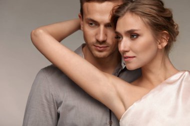 Adam seksi kadın yakın. Koltuk altı, pürüzsüz cilt gösteren erkek. 