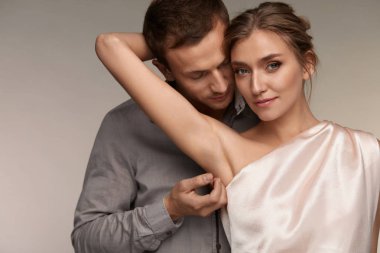 Yakışıklı adam kadın yumuşak taze koltukaltı cilt okşama. Vücut Bakımı