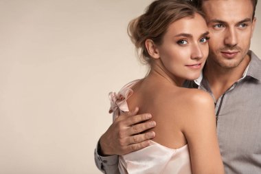 İlişki seviyorum. Adam kucaklayan güzel gülümseyen kadın 