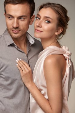 İlişki seviyorum. Yakışıklı adam. çift güzel kadın