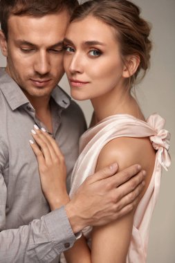 İlişki seviyorum. Adam kucaklayan güzel gülümseyen kadın 