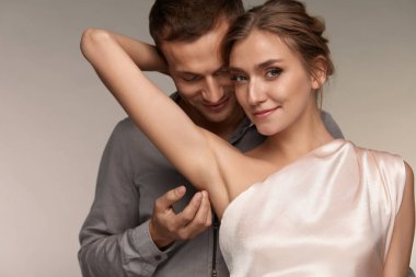 Yakışıklı adam kadın yumuşak taze koltukaltı cilt okşama. Vücut Bakımı