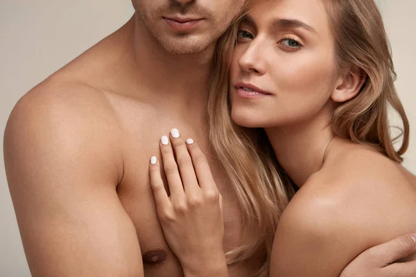 Φροντίδα του δέρματος. Ρομαντικό ζευγάρι στην αγάπη με μαλακό δέρμα Γυμνά κορμιά — Φωτογραφία Αρχείου