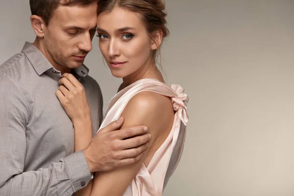 Relacionamento amoroso. Homem abraçando bela mulher sorridente — Fotografia de Stock