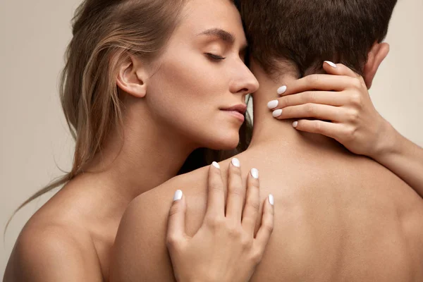 Beautiful Young Woman Smelling Man Smooth Skin. Couple In Love — Stock Photo, Image