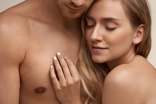 Cuidado del cuerpo. Primer plano de pareja enamorada de suave piel lisa —  Fotos de Stock