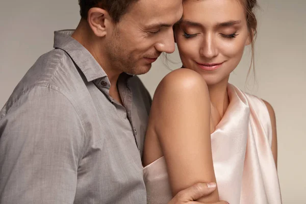 Casal feliz apaixonado. Bonito homem tocando bela mulher pele — Fotografia de Stock