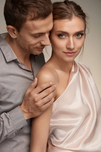 Młoda miłość. Człowiek, delikatnie dotykając kobieta z idealny makijaż — Zdjęcie stockowe