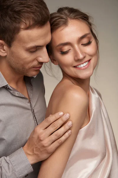 Casal feliz apaixonado. Bonito homem tocando bela mulher pele — Fotografia de Stock