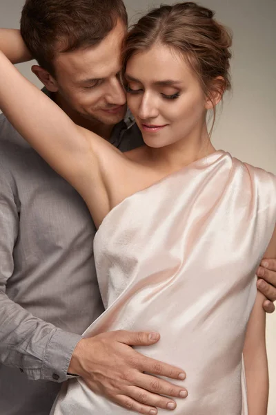 男を抱いてセクシーな女性。女性脇の滑らかな肌を表示. — ストック写真