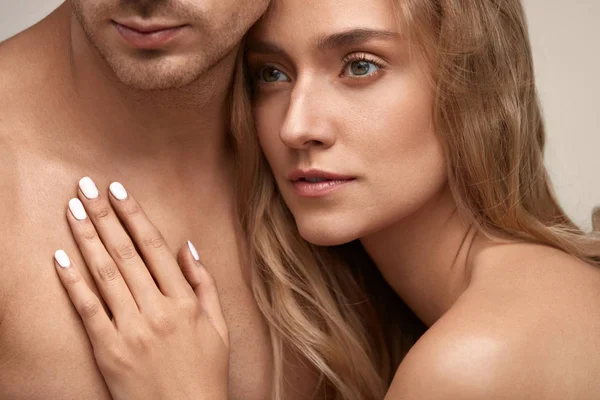 Hudvård. Romantiska par i kärlek med mjuk hud nakna kroppar — Stockfoto