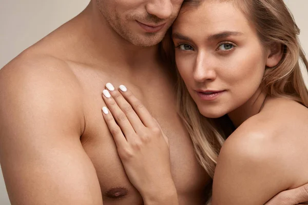 Soins de la peau. Couple romantique amoureux avec peau douce corps nus — Photo