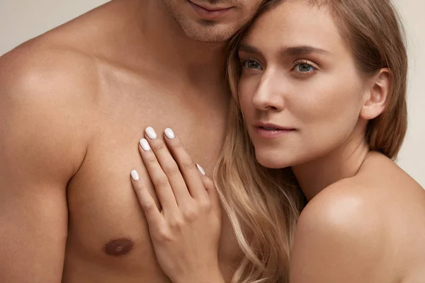 Kroppsvård. Närbild av par i kärlek med mjuk len hud — Stockfoto