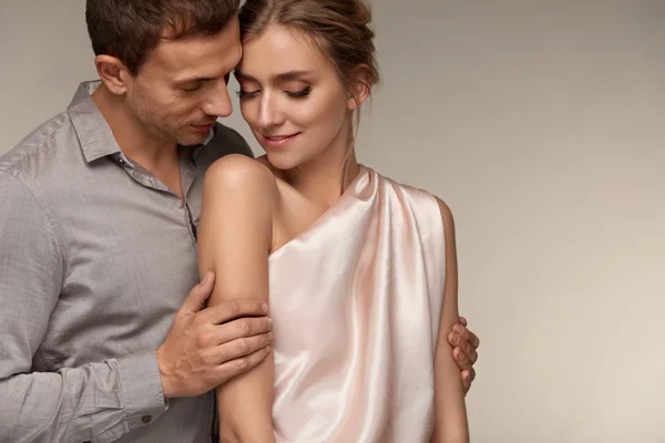 Relacionamento amoroso. Homem abraçando bela mulher sorridente — Fotografia de Stock